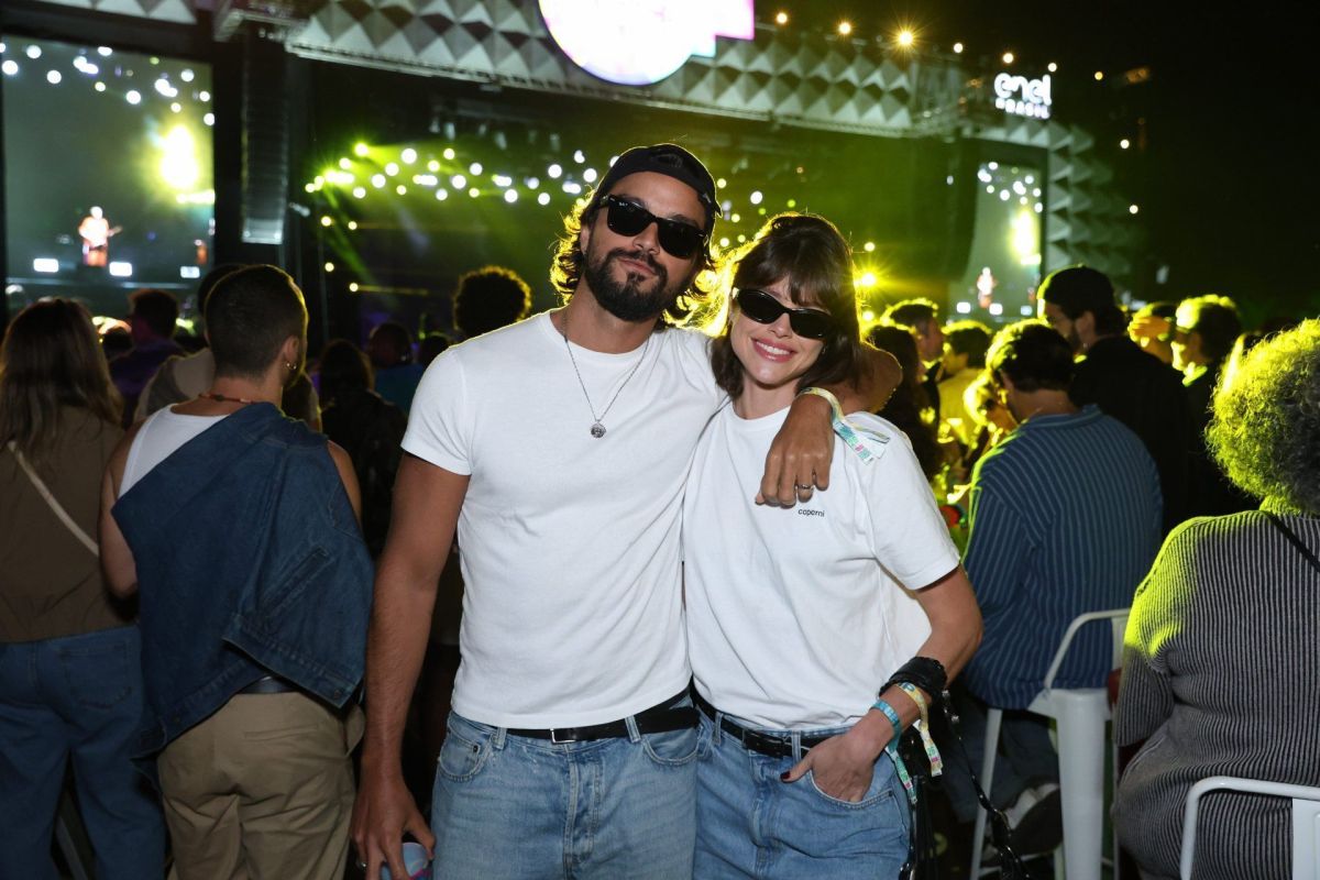 Rodrigo Simas e Agatha Moreira combinam looks em show de Maria Gadú no Rio