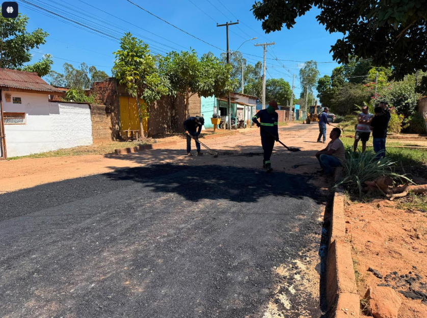 Solicitação de Márcio Pacele resulta em operação tapa-buracos no bairro Rosalina de Carvalho