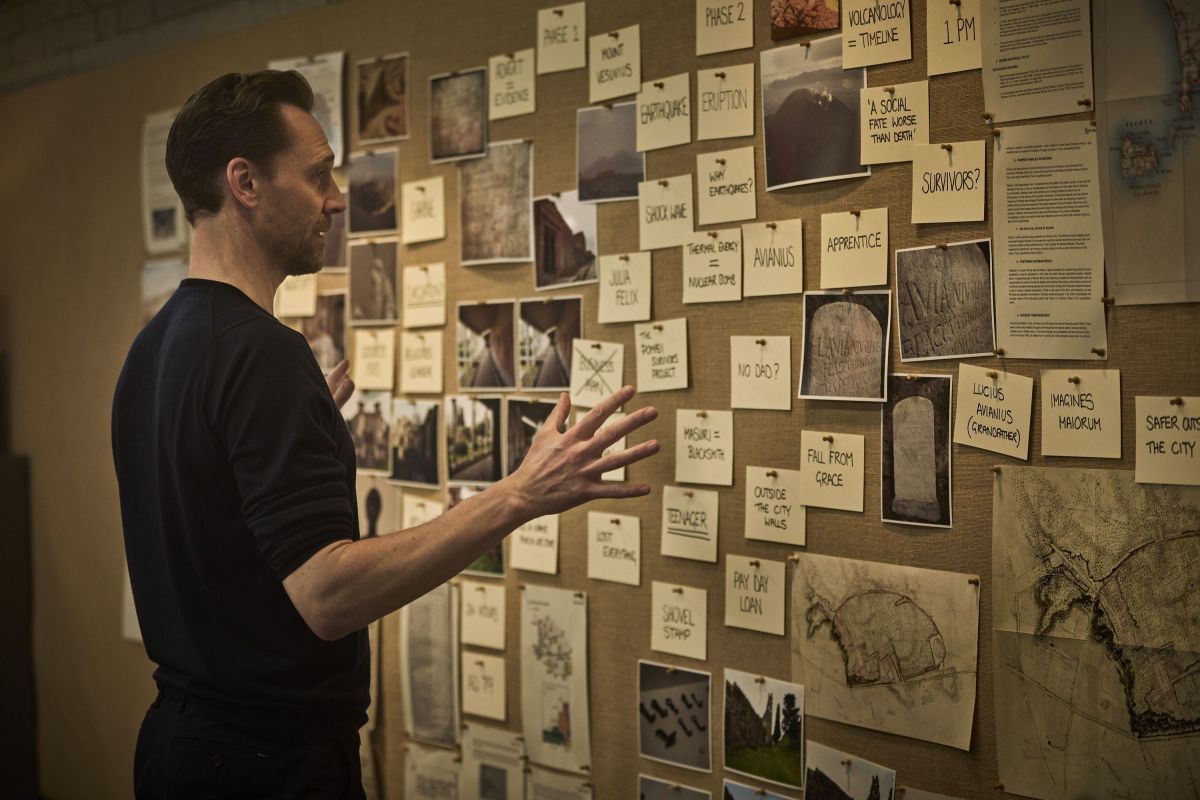Tom Hiddleston troca a ficção e vira “detetive” em “Pompeia: Além do Tempo”