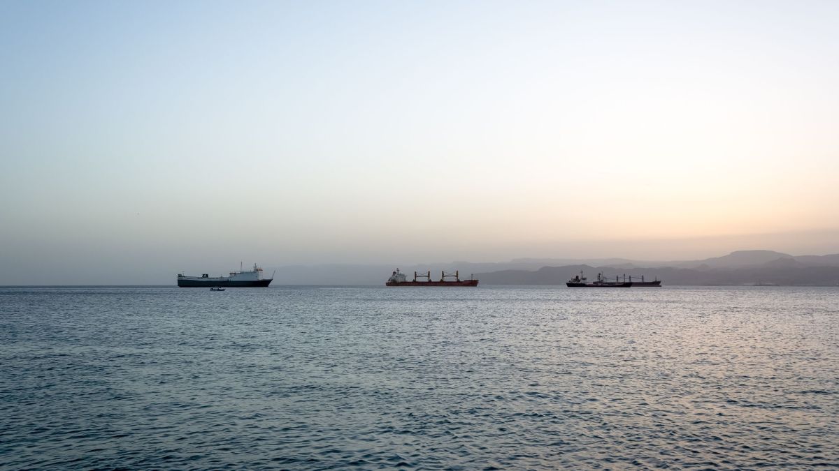Tráfego no Mar Vermelho diminui após ataque dos Houthis à Arábia Saudita
