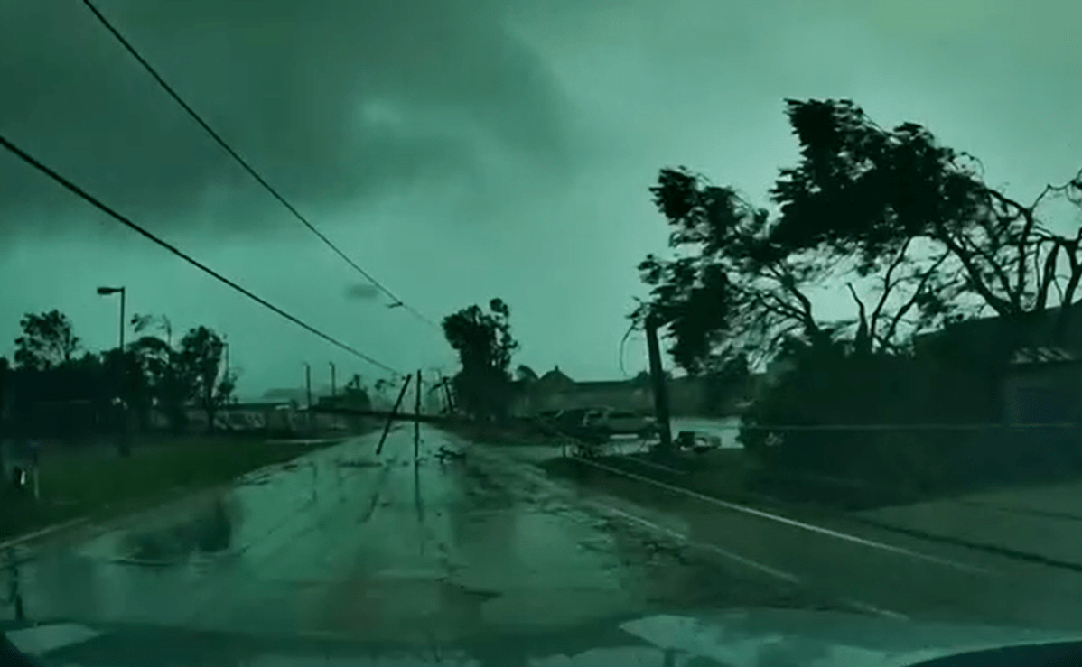 Vídeo mostra tornado derrubando árvores e postes em estrada nos EUA