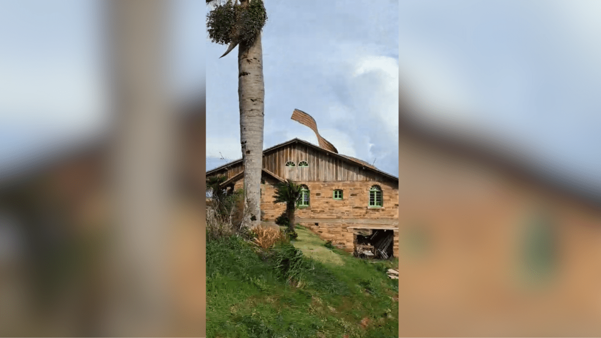 Vídeo: ventania arranca telhado de casa no RS; ventos passaram dos 100 km/h