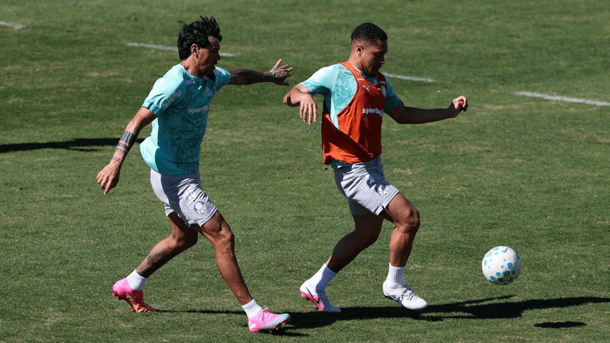Vitor Roque treina no Palmeiras e pode jogar contra Coritiba