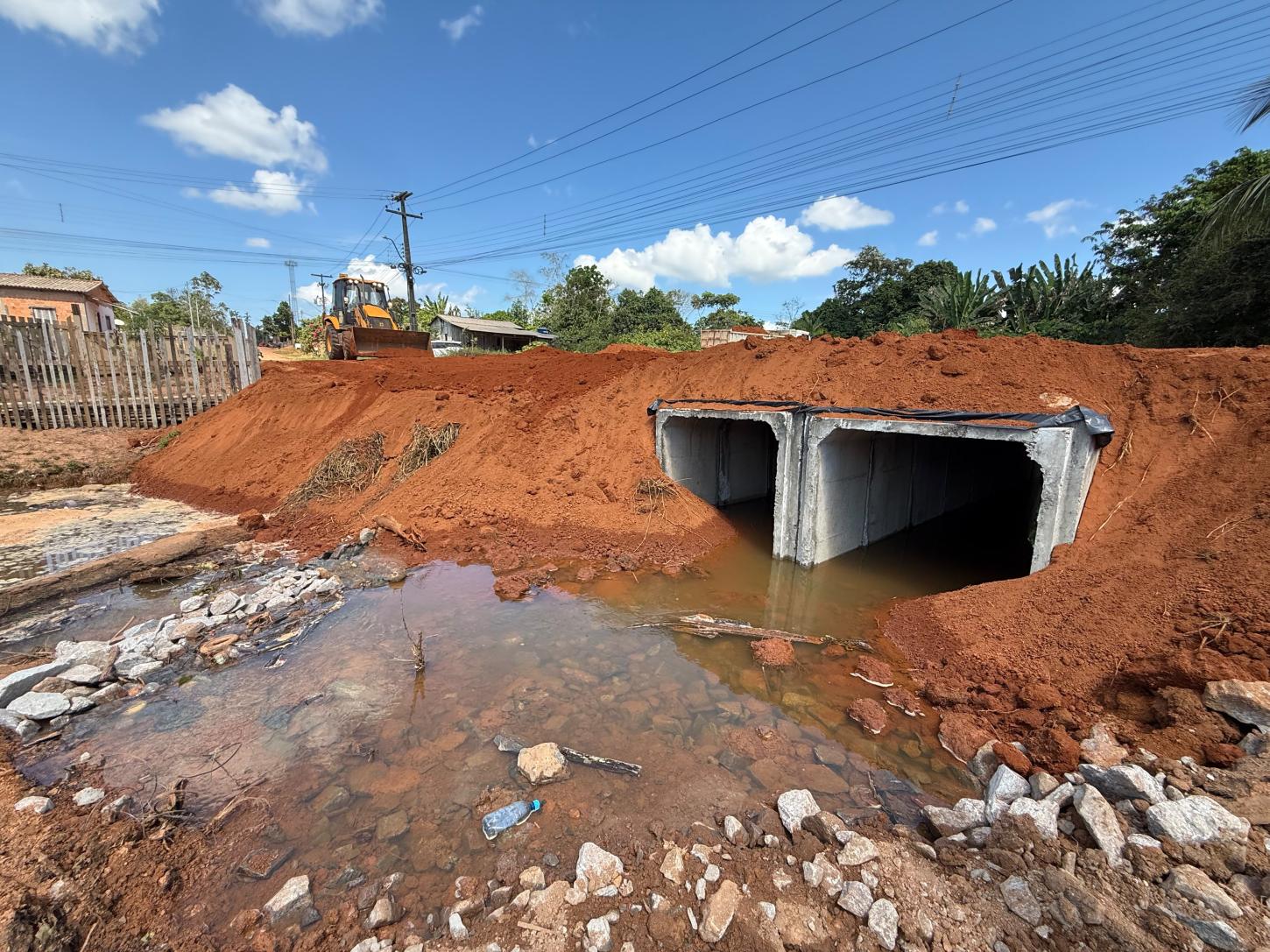 Aduelas de concreto substituem ponte intrafegável na Rua Sete de Setembro, em Extrema