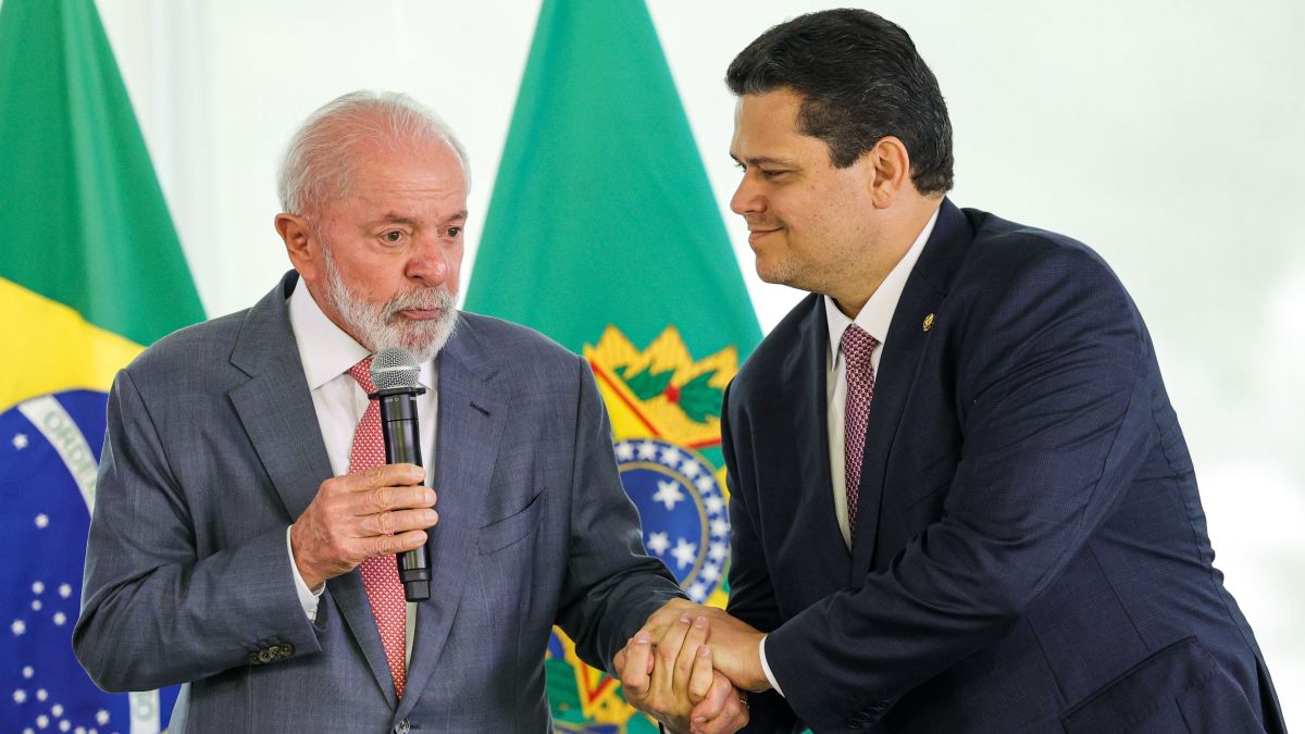 Alcolumbre confirma visita a navio-sonda da Petrobras ao lado de Lula