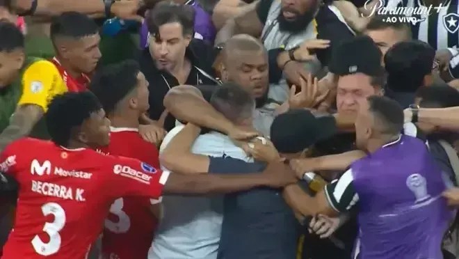 Alex Telles explica confusão com técnico rival: “Ele sabe o que falou”