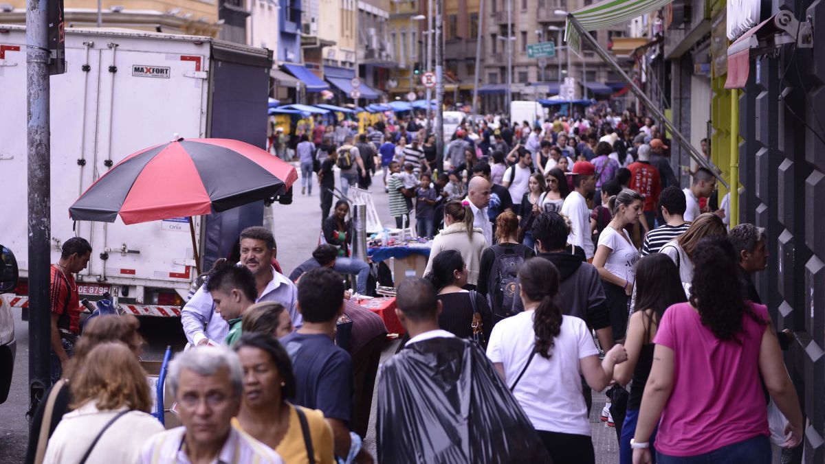 Análise WW: Juros altos colocam empresas e famílias nas cordas