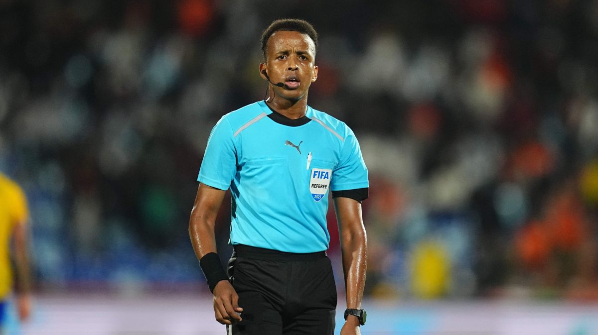 Árbito somali impedido de apitar Copa faz história na Supercopa da UEFA