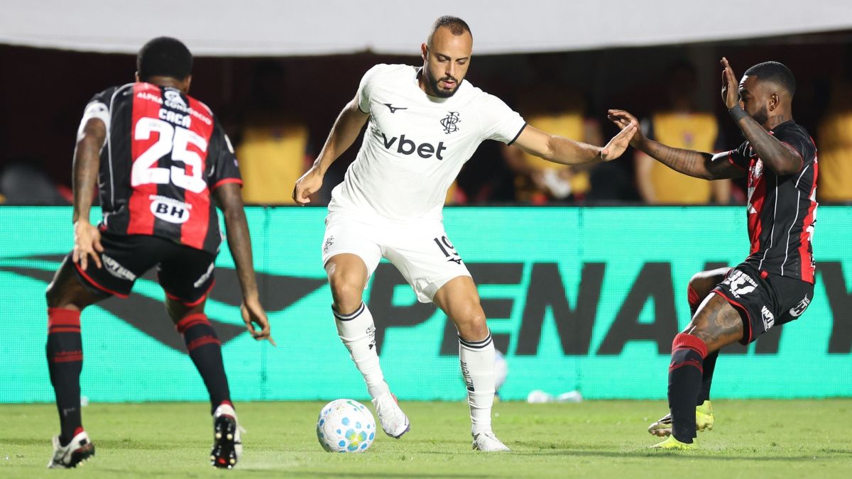 Arthur Cabral é o primeiro jogador do Brasileirão expulso pela Lei Vini Jr.