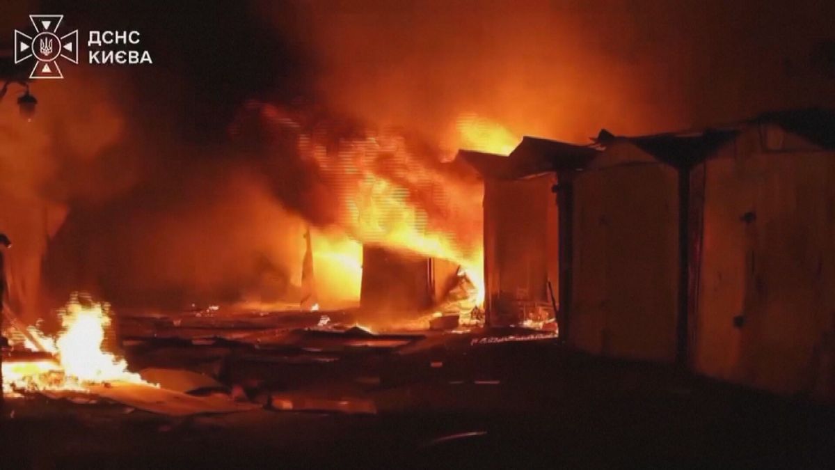Ataque de mísseis russos em Kiev provoca incêndio e deixa um ferido