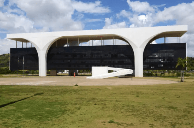 Candidatos ao governo de MG exaltam alianças em estreia na TV