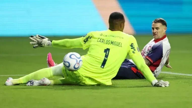 Carlos Miguel acumula falhas, mas dá recado otimista no Palmeiras
