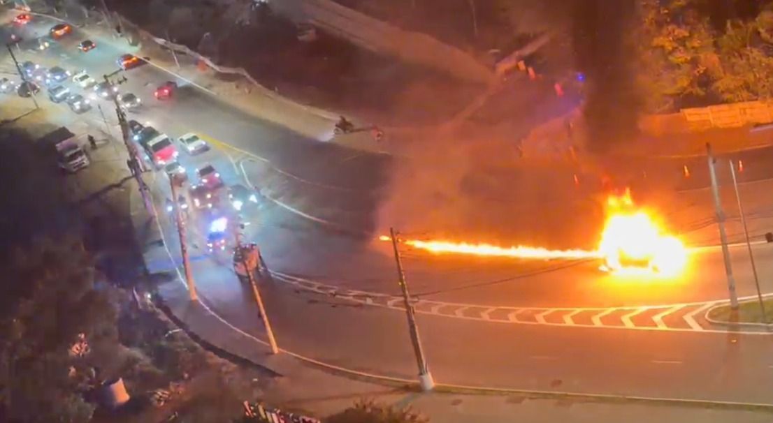 Carro pega fogo na Zona Norte de SP e deixa rastro de chamas; veja vídeo