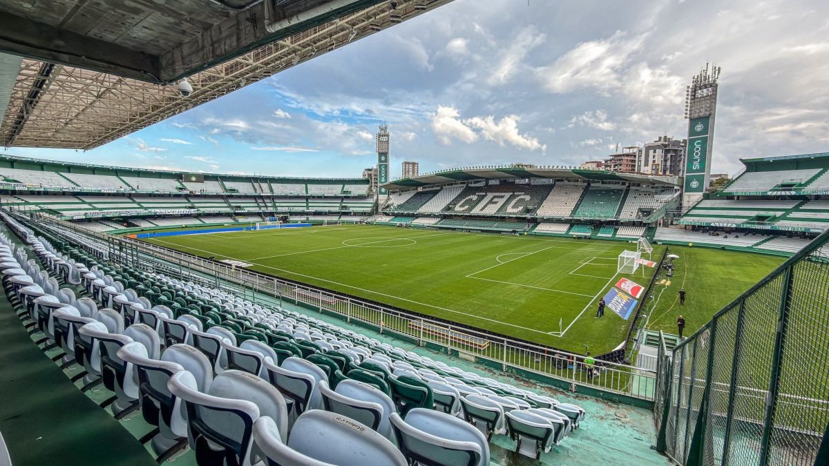 Coritiba x Chapecoense: escalações e onde assistir ao jogo do Brasileirão