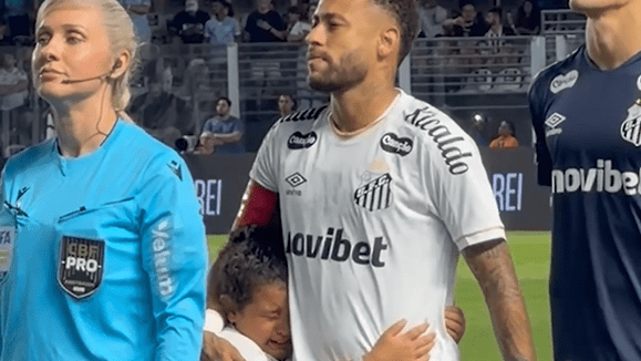 Criança abraça Neymar antes de jogo do Santos e cena emociona; assista
