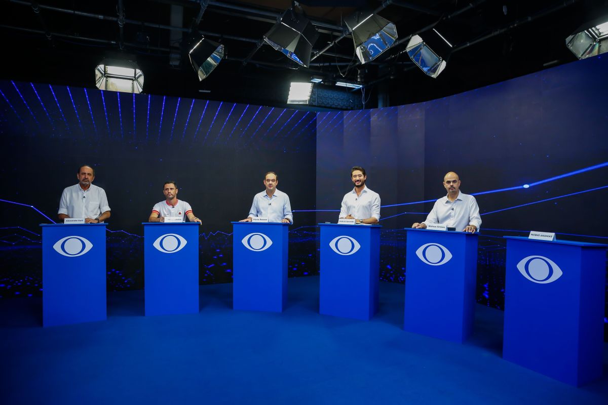 Dívidas, impostos e privatizações marcam primeiro debate em Minas