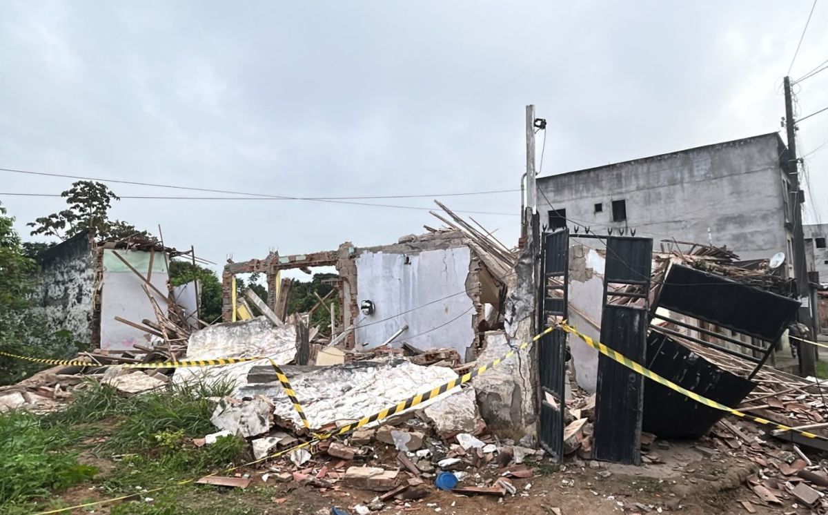 Duas casas desabam e ao menos três ficam feridos após explosão na Bahia