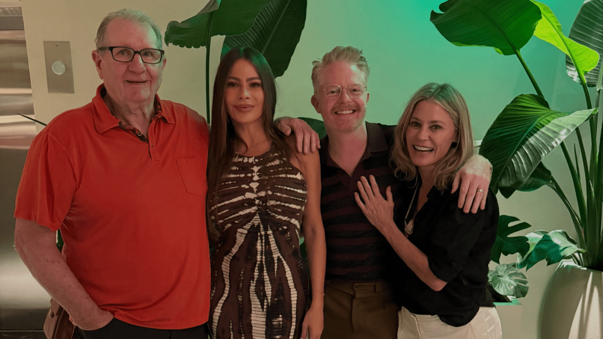 Elenco de “Modern Family” se reencontra e divulga série de registros; veja