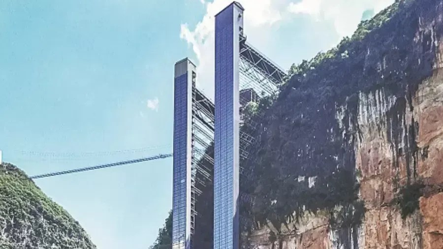Elevador alcança 288 metros em 50 segundos e transforma trajeto escolar de 3 horas em 30 minutos para crianças na China