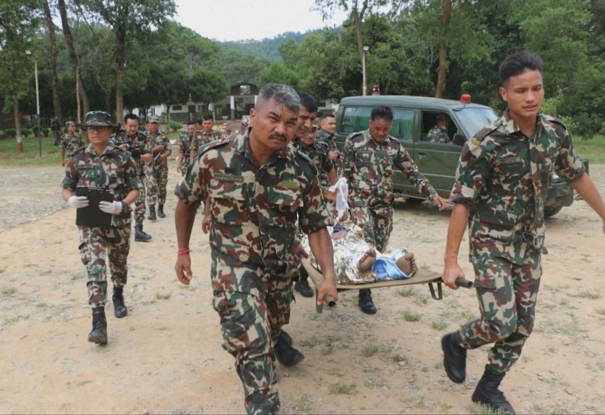 Enchentes no Nepal: parentes procuram sobreviventes em quartel do exército