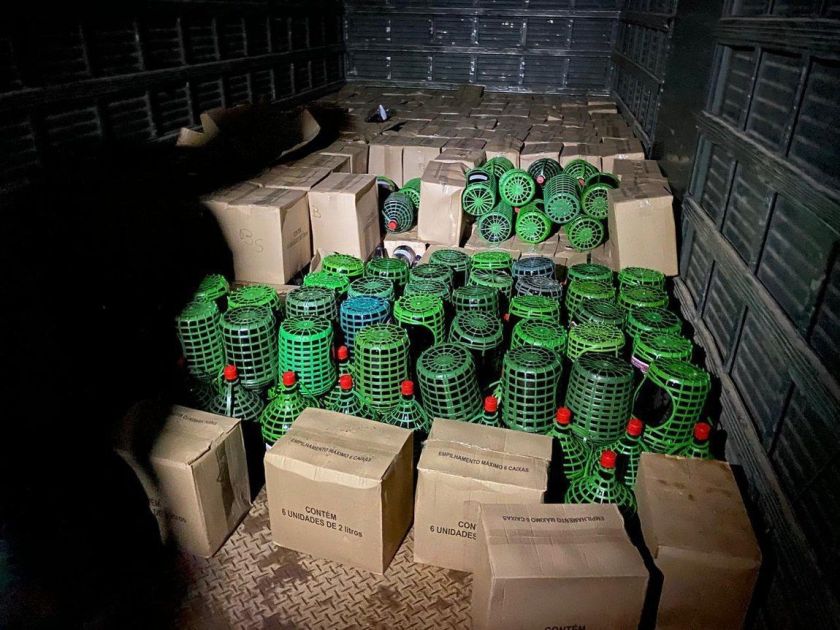 Fiscalização apreende mais de 14 mil litros de suposto vinho irregular