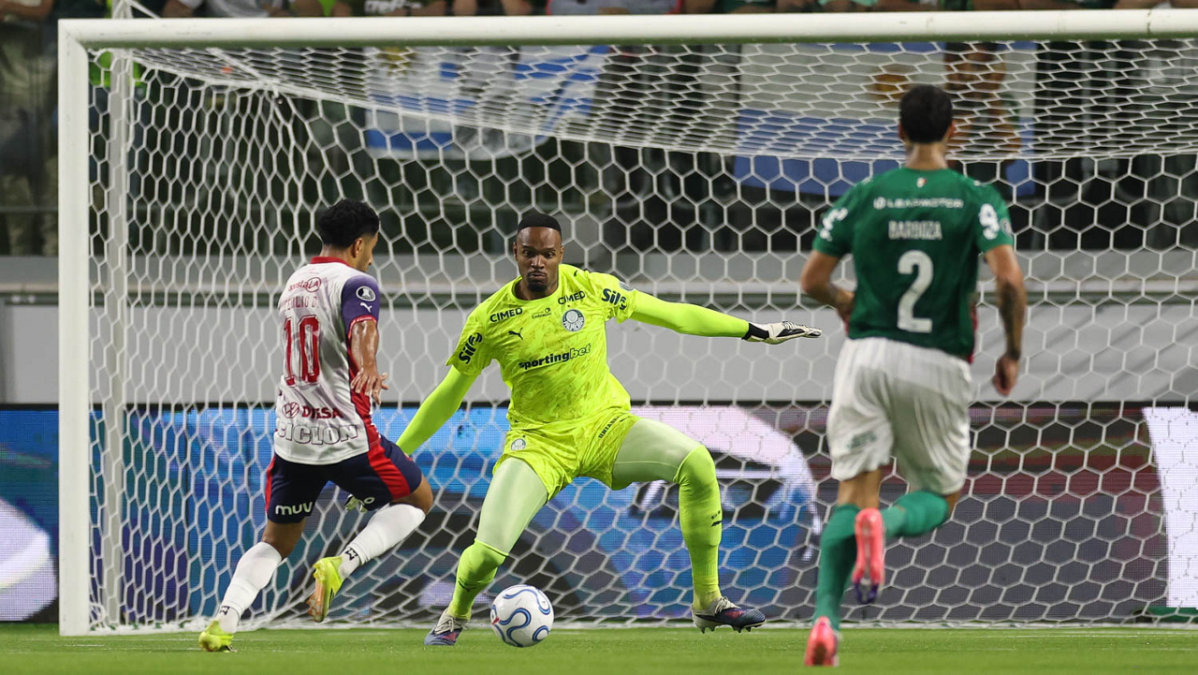 Flaco López comenta falha de Carlos Miguel no Palmeiras: “Normal errar”