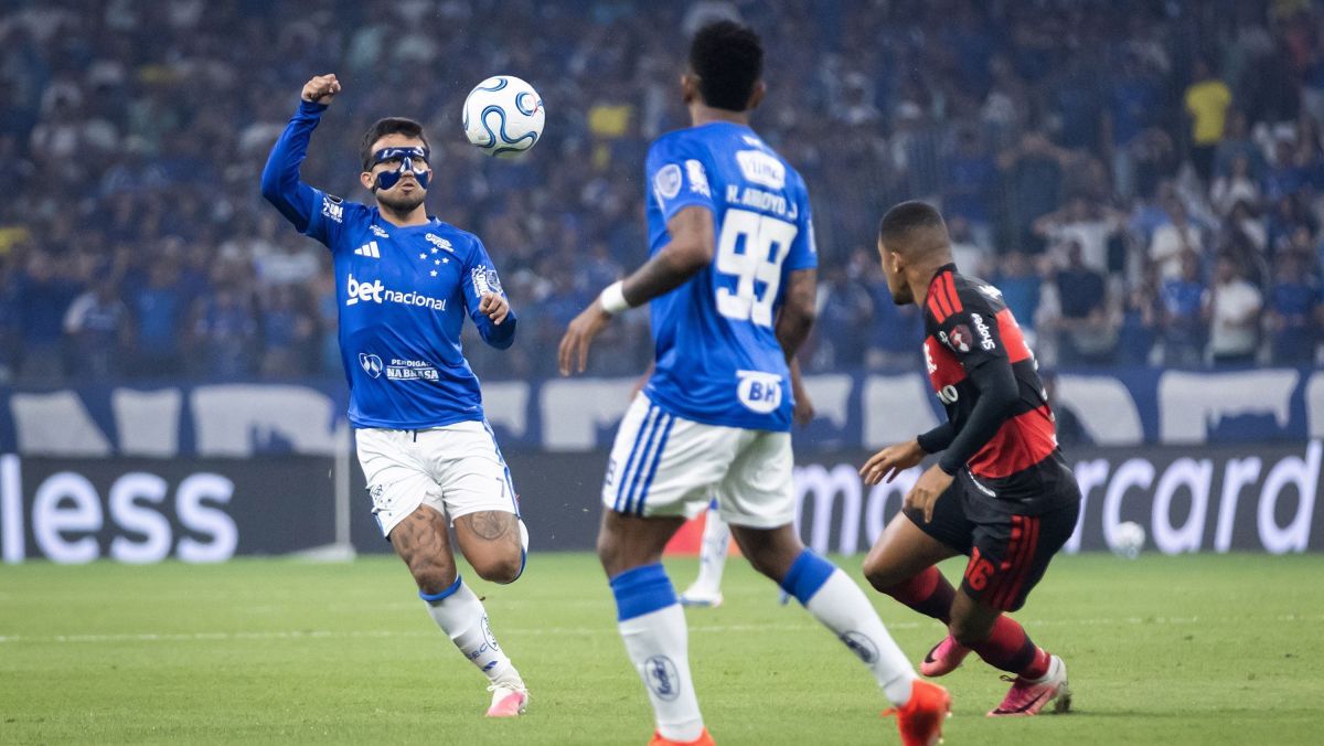 Flamengo sai atrás, mas busca empate contra o Cruzeiro pela Libertadores