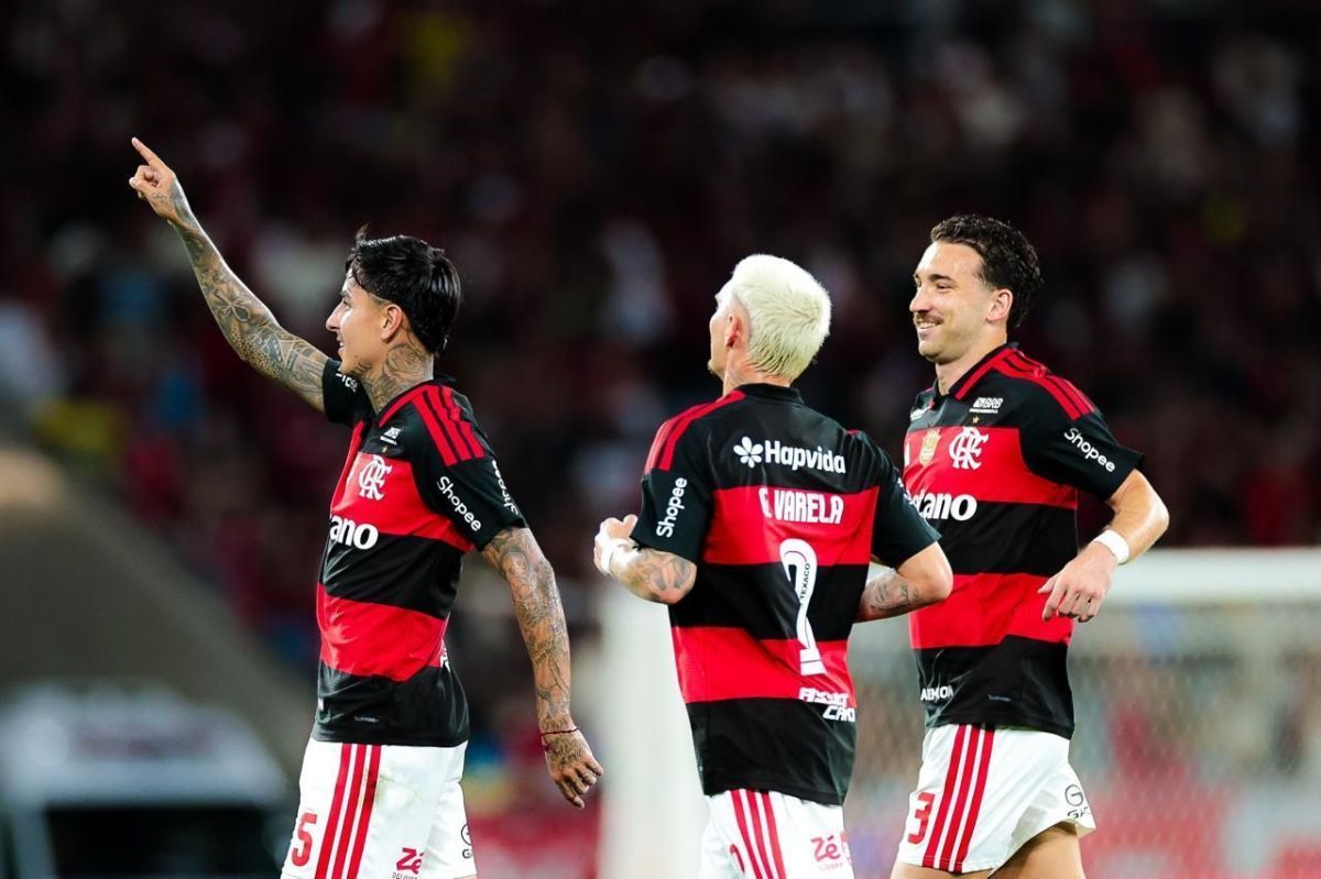 Flamengo vence o Vitória e vê distância para o líder Palmeiras diminuir