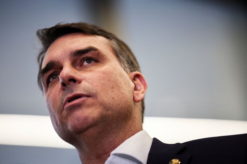 Flávio promete indicar ministros do STF contra aborto e drogas