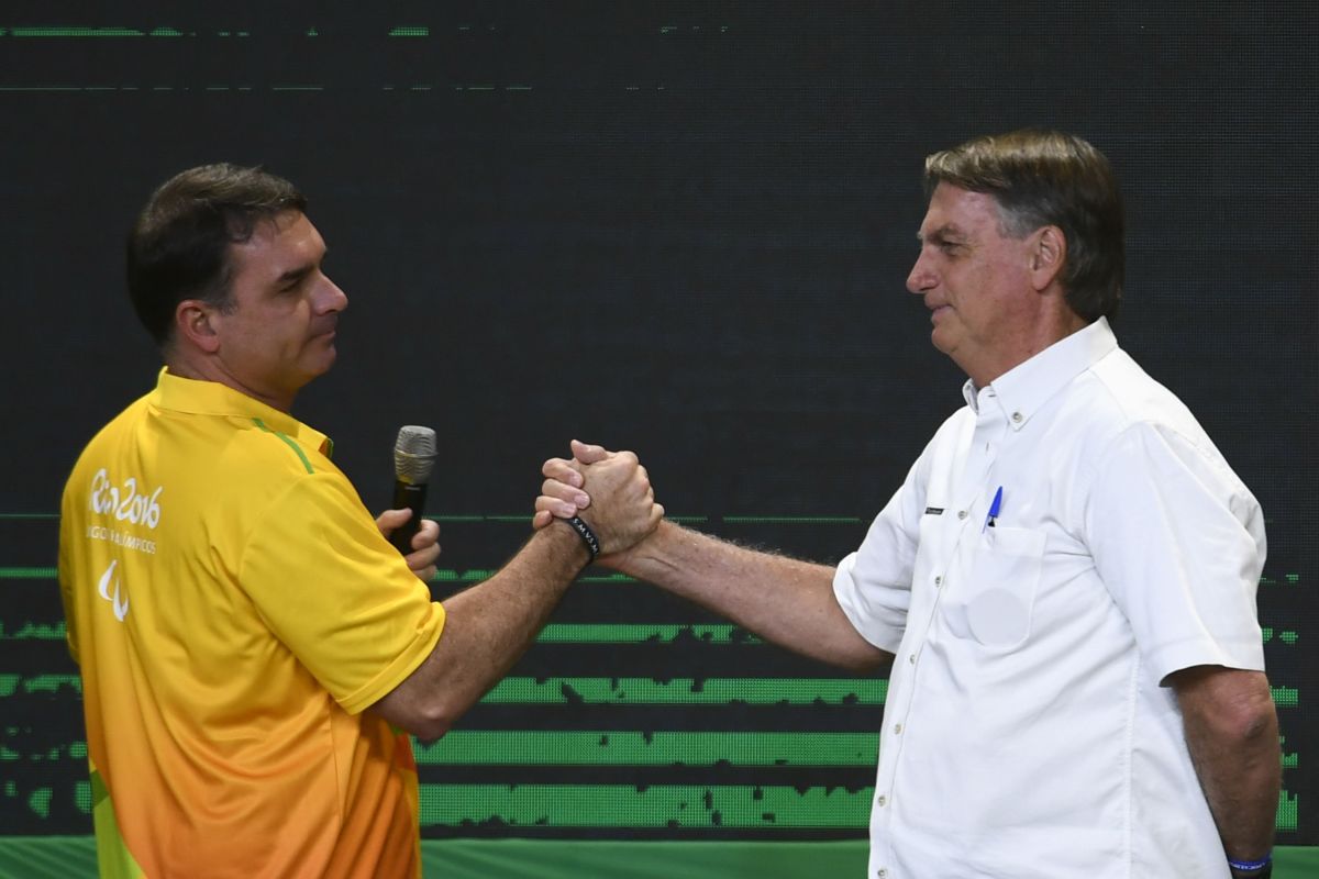 Flávio tenta ampliar eleitorado ao reforçar trajetória além do pai