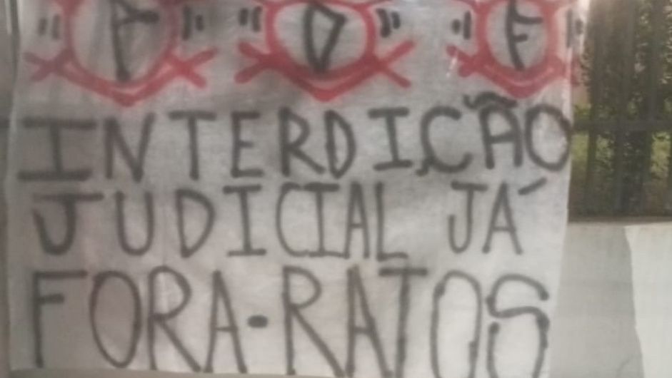 “Fora ratos”: torcedores protestam na casa de presidente do Corinthians