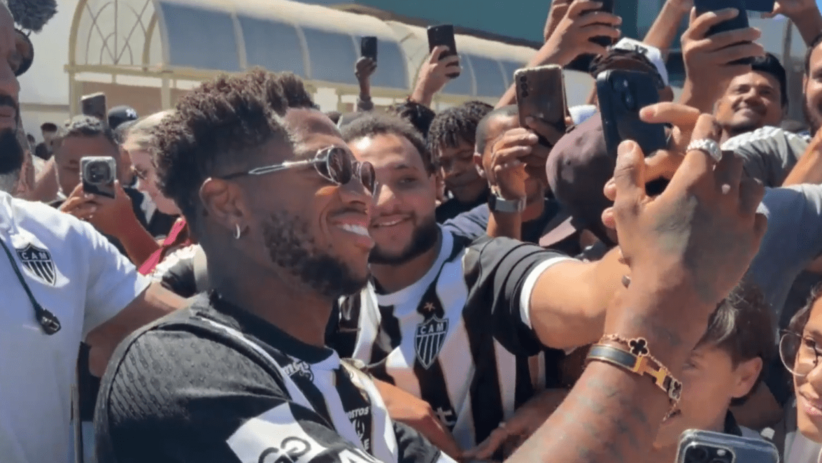 Fred desembarca em Belo Horizonte com festa da torcida do Atlético-MG