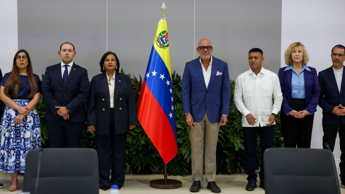 Governo interino da Venezuela e delegação da oposição iniciam negociações