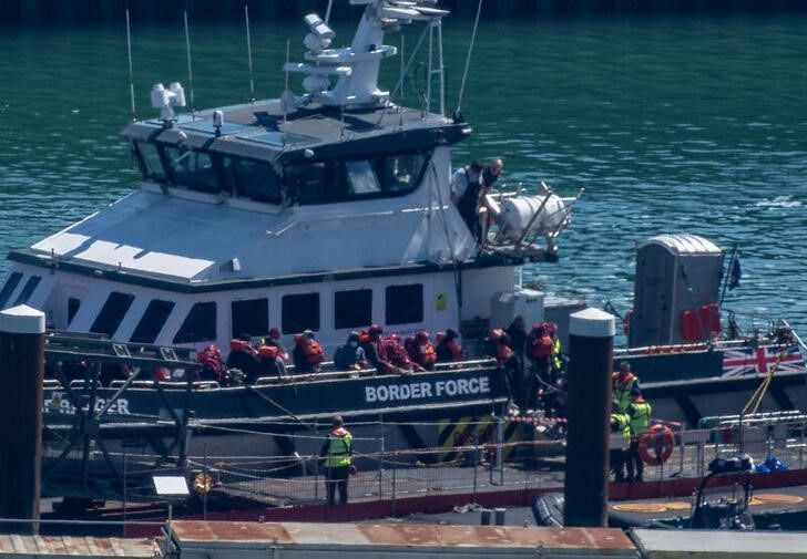 Guarda Francesa resgata 157 migrantes de barco em chamas no Canal da Mancha