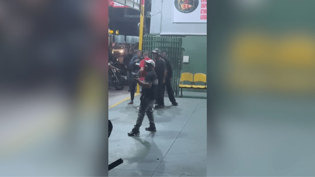 Homem atira durante briga com entregadores e leva ‘capacetada’ em pizzaria