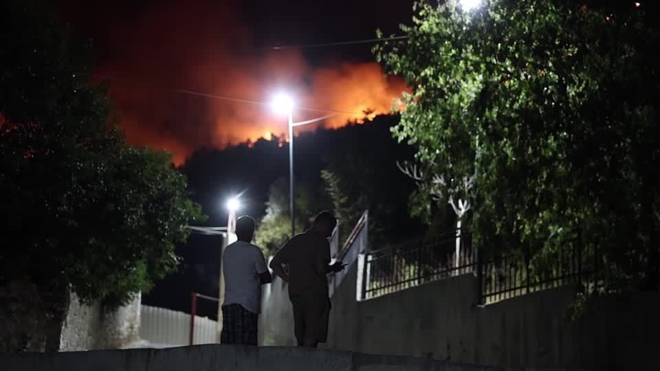 Incêndio florestal na Albânia obriga moradores a deixarem as casas