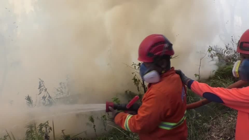 Incêndio florestal se alastra e fecha acesso ao Monte Bromo, na Indonésia