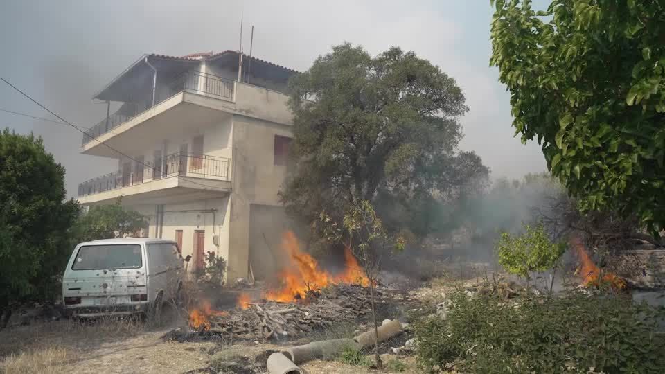 Incêndios na Grécia queimam mais de 100 casas em complexo turístico