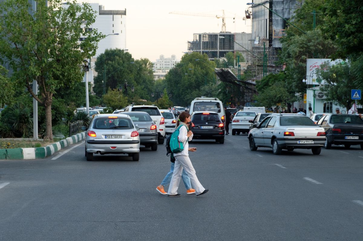 Iranianas desafiam linha-dura do regime e resistem ao uso do véu