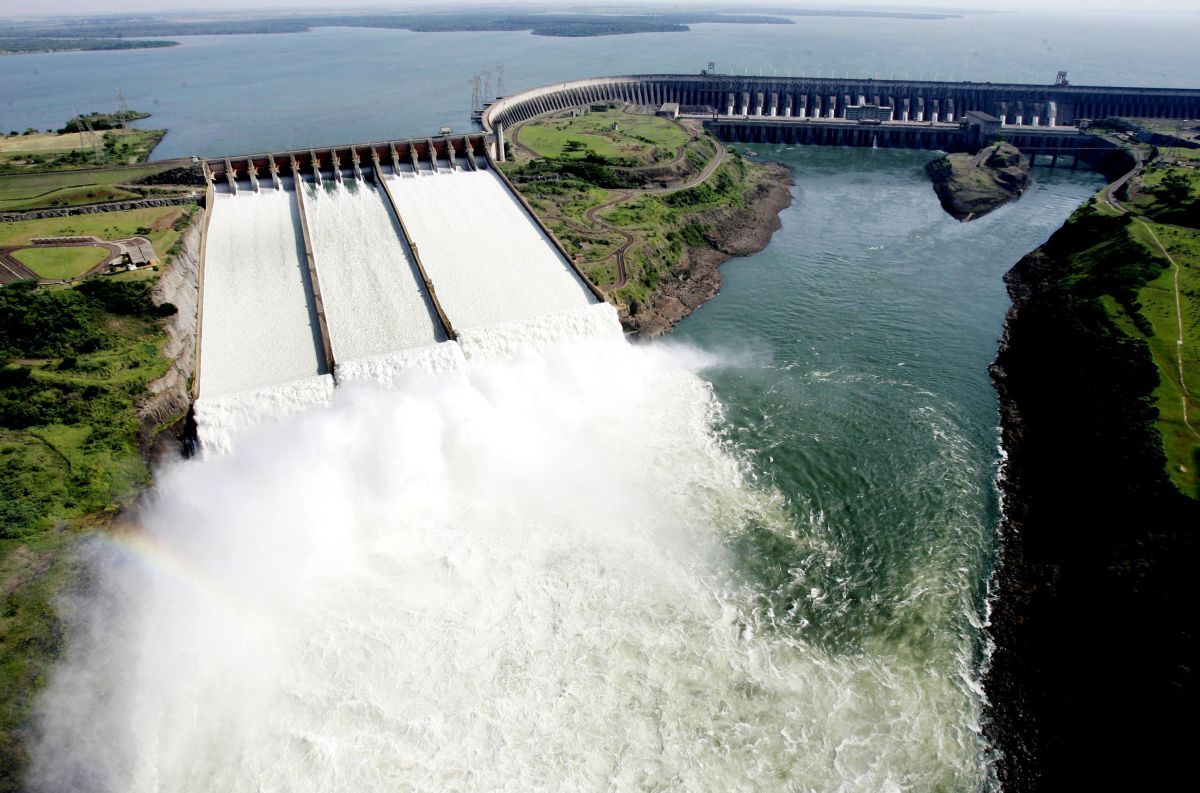 Itaipu acumula US$ 1,67 bi e especialistas cobram alívio na conta de luz