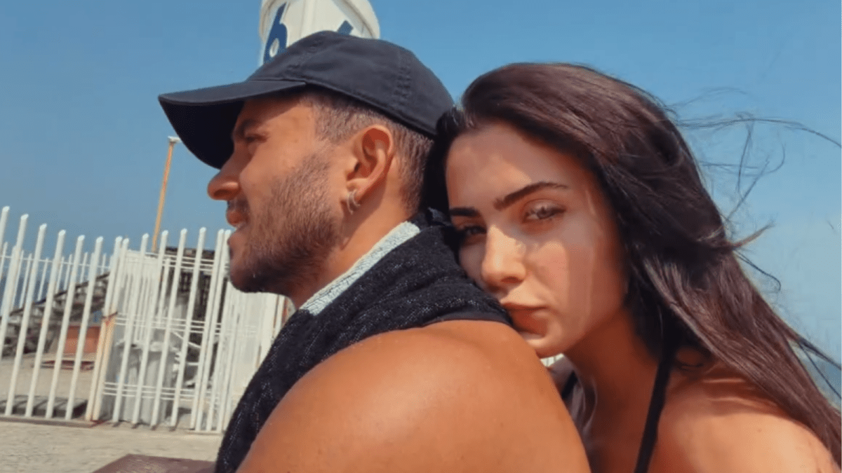 Jade Picon e André Lamoglia curtem passeio romântico de bicicleta no Rio