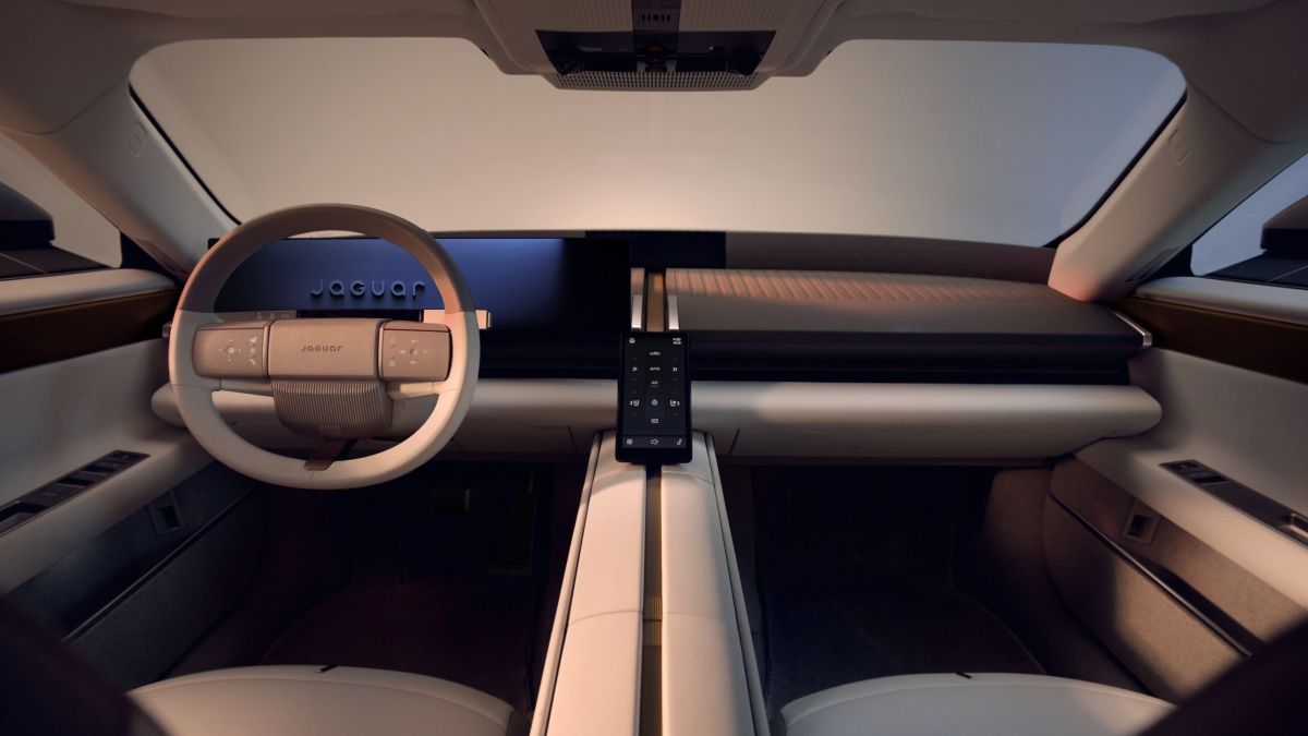 Jaguar Type 01 tem interior revelado com telas integradas e console gigante