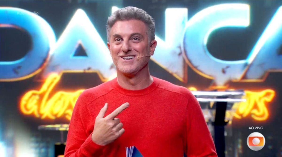 Luciano Huck “desaparece” após tecido cair nele ao vivo; confira