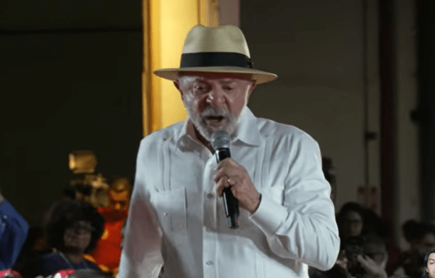 Lula diz que vai “ser multado” por pedidos de voto em convenção na BA