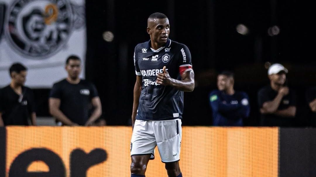 Marllon é expulso e deixa Remo com um a menos contra Santos; veja lance