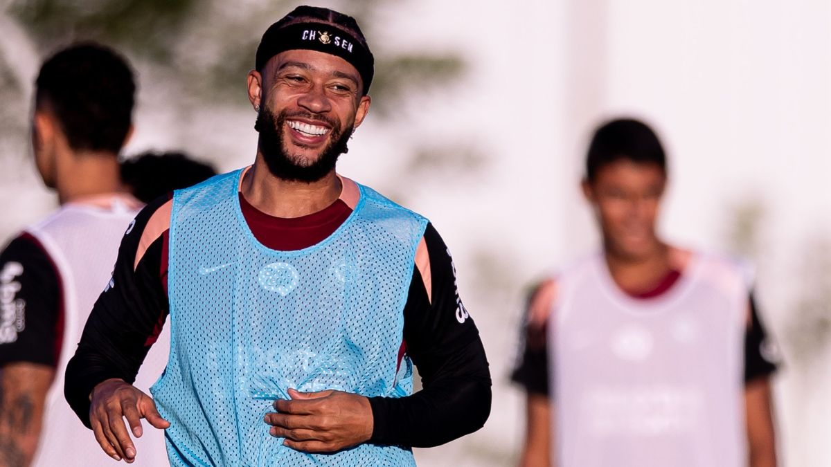 Memphis passa por últimos testes no CT antes de renovação com o Corinthians