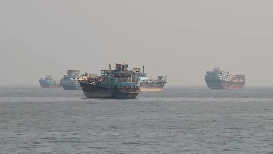 Navios são vistos perto do Estreito de Ormuz em meio a tensão