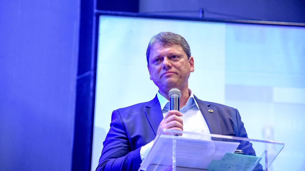“Nós amamos Jair Messias Bolsonaro”, diz Tarcísio em convenção em SP