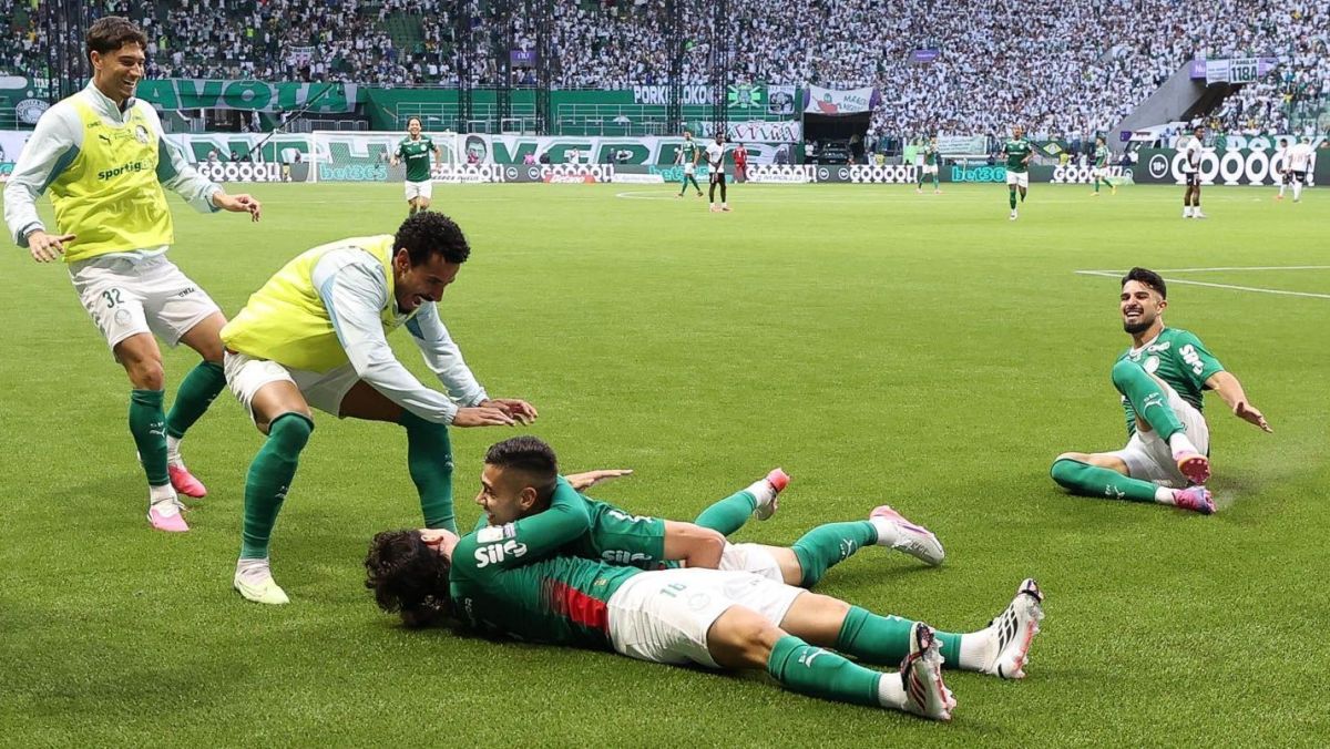 Palmeiras goleia Vasco e abre vantagem na liderança do Brasileirão