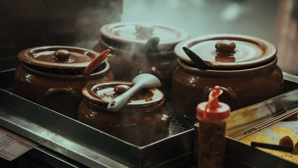 ‘Panelas de argila e outros utensílios de cerâmica não foram projetados para uso em fogão’; cozinheiro aponta utensílios incompatíveis